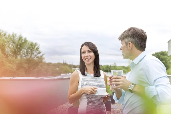 Donna Affari Sorridente Con Collega Durante Pausa Caffè Terrazza Ufficio — Foto Stock