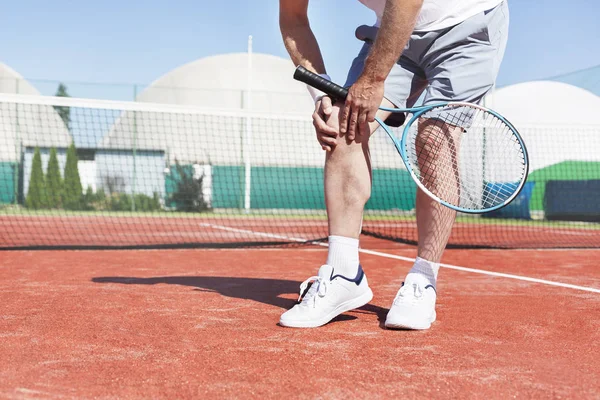 Låga Delen Mogen Man Hålla Tennisracket Medan Lider Knäsmärta Röda — Stockfoto