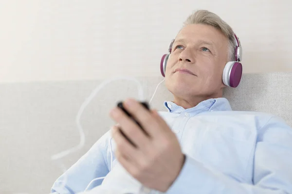 Dojrzały Człowiek Relaks Podczas Słuchania Muzyki Sypialni Domu — Zdjęcie stockowe