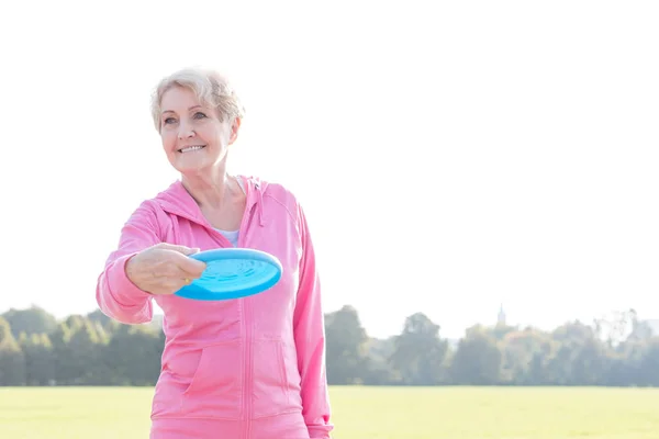 Lächelnde Und Gesunde Seniorin Wirft Scheibe Park — Stockfoto