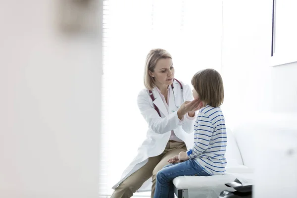 Doctor Treating Boy Sitting Hospital — Stock Photo, Image