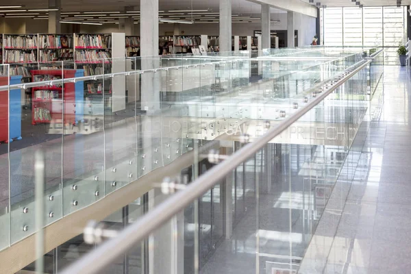 现代大学图书馆走廊玻璃栏杆 — 图库照片