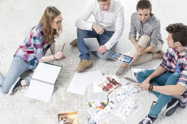 Colleghi Lavoro Discutono Fotografie Mentre Sono Seduti Piano — Foto Stock