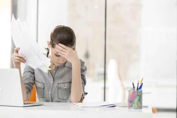 Donna Affari Oberata Lavoro Possesso Documenti Mentre Soffre Mal Testa — Foto Stock