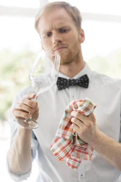 Ung Servitör Söker Medan Rengöring Vinglas Restaurang — Stockfoto