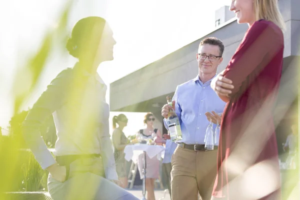 Zakelijke Collega Praten Rooftop Party — Stockfoto