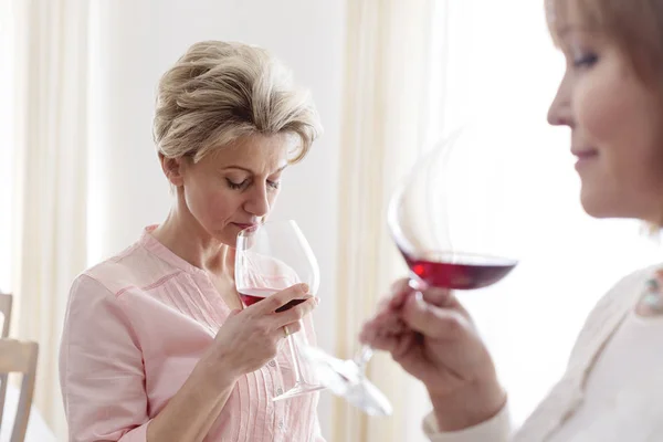 Donne Mature Bere Vino Mentre Piedi Casa — Foto Stock