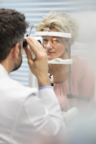 视光师在医院检查成熟病人的磷光剂 — 图库照片