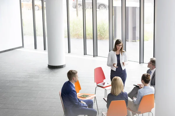 Επιχειρηματίας Συζητώντας Τους Συναδέλφους Κατά Διάρκεια Συνάντησης Στο Γραφείο — Φωτογραφία Αρχείου