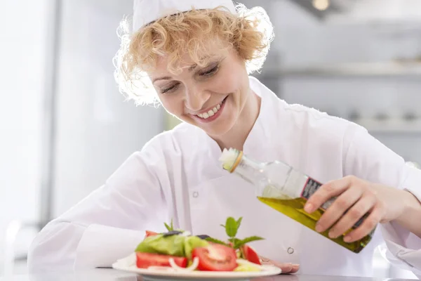 Chef Sonriente Vertiendo Aceite Ensalada Plato Restaurante —  Fotos de Stock