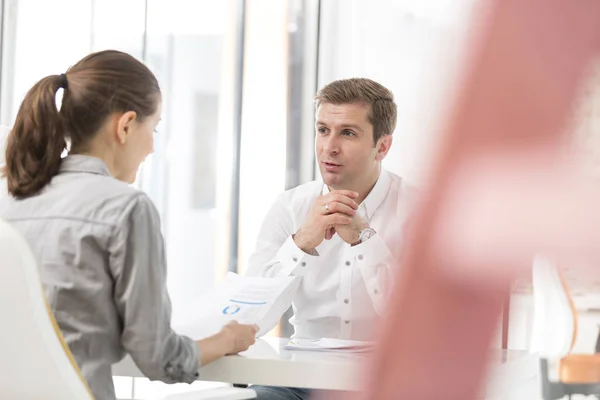 Gente Creativa Negocios Discutiendo Escritorio Oficina — Foto de Stock