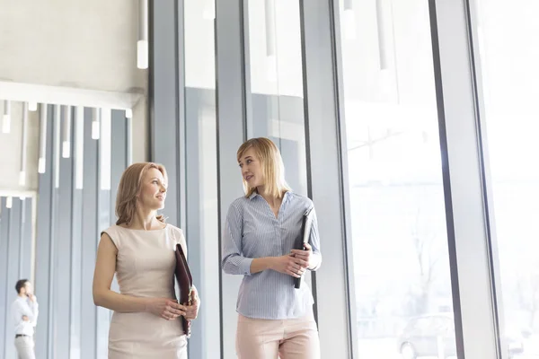 Zakenvrouwen Met Praten Tijdens Het Wandelen Gang Door Office Bestanden — Stockfoto