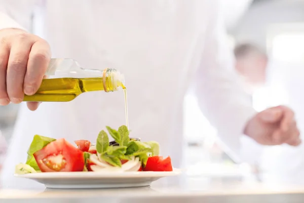 Buik Van Chef Kok Olie Gieten Salade Plaat Restaurant — Stockfoto