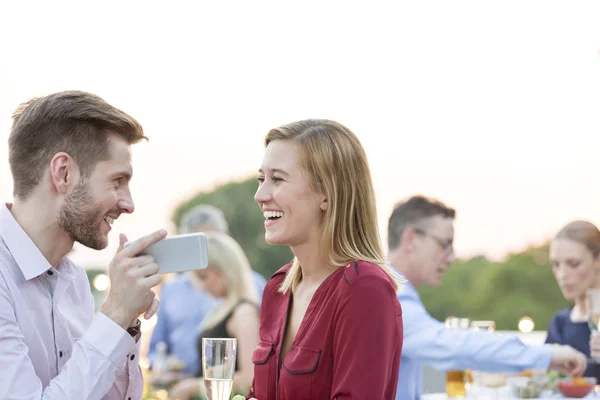 Lächelnder Geschäftsmann Mit Smartphone Von Geschäftsfrau Während Dachparty — Stockfoto