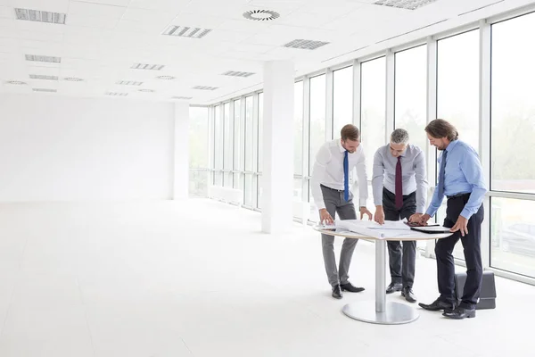 Longitud Completa Hombres Negocios Discutiendo Sobre Los Planos Mesa Nueva — Foto de Stock