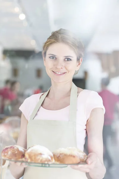 Porträtt Leende Vackra Unga Servitrisen Serverar Färskt Bröd Restaurang — Stockfoto