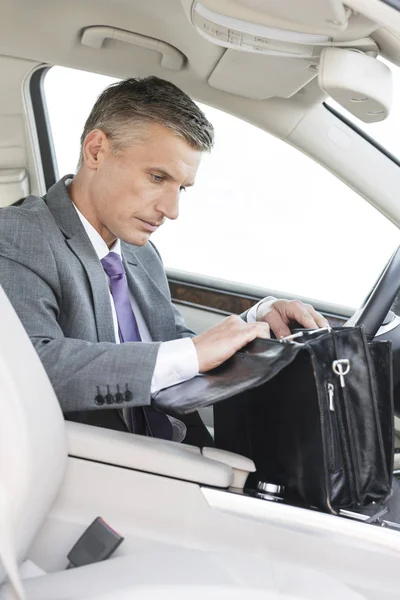 Empresario Buscando Bolsa Mientras Está Sentado Coche — Foto de Stock