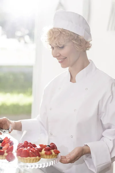 Chef Kok Regelen Van Verse Aardbeien Taartjes Restaurant Glimlachen — Stockfoto