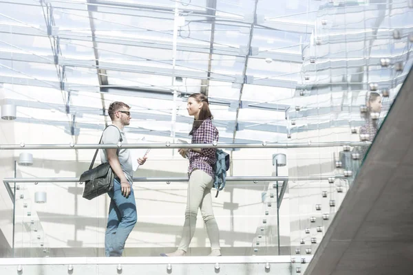 Niedrigwinkel Ansicht Von Studenten Die Auf Dem Flur Der Hochschule — Stockfoto