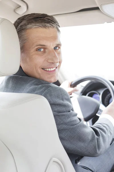 Portret Van Lachende Zakenman Auto Rijden — Stockfoto