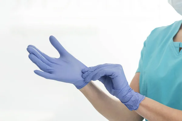 Buik Van Chirurg Dragen Van Handschoenen Tegen Witte Achtergrond — Stockfoto