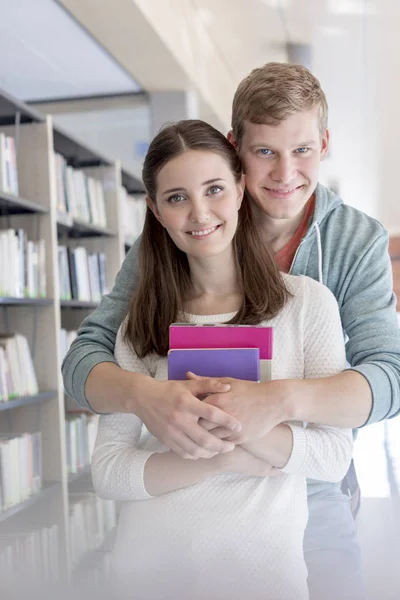 Retrato Jovem Casal Confiante Abraçando Biblioteca Universidade — Fotografia de Stock