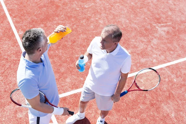 Maç Sırasında Tenis Kortu Üzerinde Dururken Konuşmaya Erkeklerin Yüksek Açılı — Stok fotoğraf