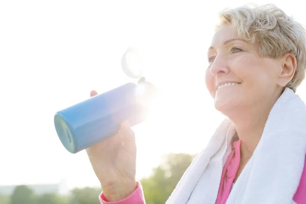 Contenu Femme Âgée Eau Potable Bouteille Après Entraînement — Photo