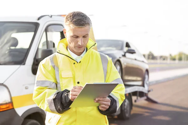 Mature Tow Truck Driver Making Reports Clipboard Sky — Stock Photo, Image