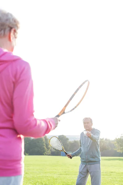 Senior Man Vrouw Spelen Badminton Met Tafeltennisbatjes Park — Stockfoto