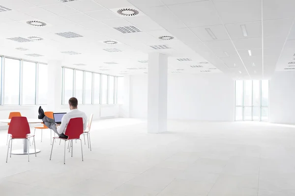 Junge Geschäftsfrau Benutzt Laptop Neuen Büro — Stockfoto