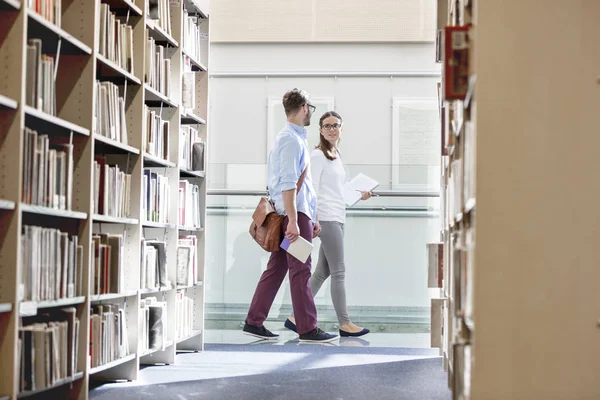 Amigos Conversando Enquanto Caminham Biblioteca Universidade — Fotografia de Stock