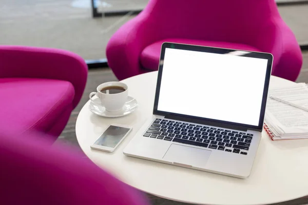 Laptop Mit Kaffeetasse Und Smartphone Auf Tisch Und Stühlen Büro — Stockfoto