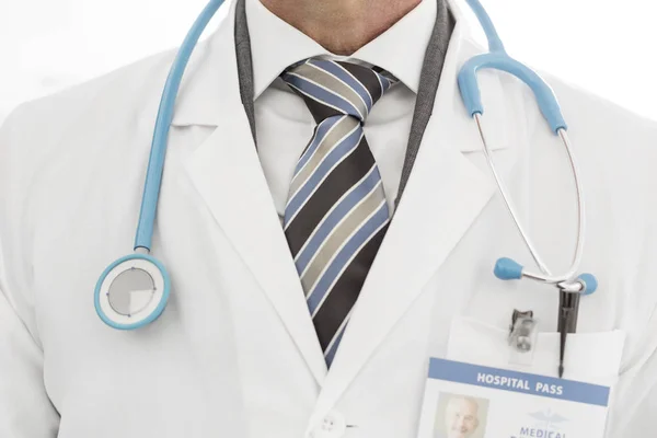 クリニックで聴診器で白衣の医者の中央部 — ストック写真