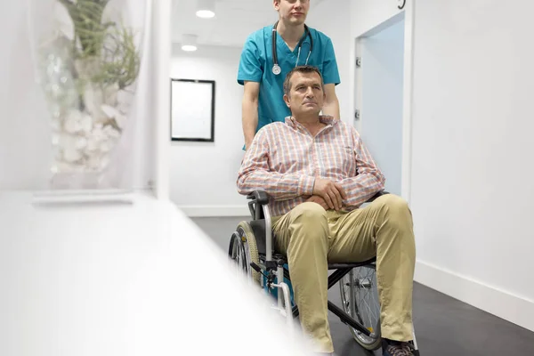 Молодая Медсестра Толкает Взрослого Пациента Инвалидном Кресле Больнице — стоковое фото
