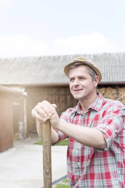 Promyšlené Usmívající Farmář Nosí Klobouk Farmě — Stock fotografie