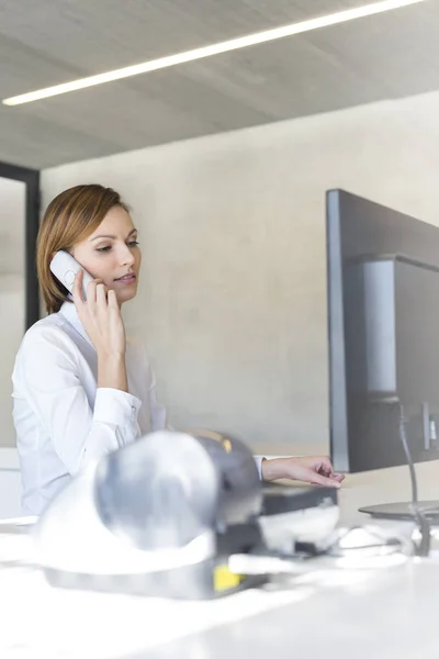 Businesswoman Talking Phone While Sitting Computer Desk Office — Stock Photo, Image