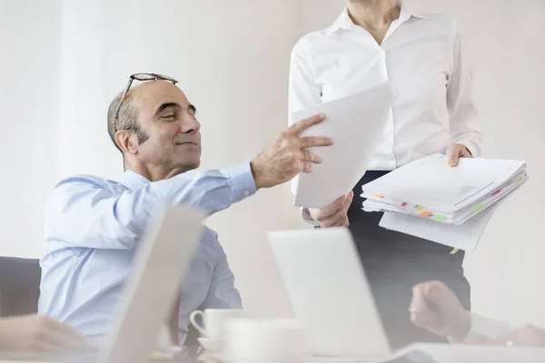 Zakenvrouw Die Tijdens Vergadering Een Document Aan Zakenman Bestuursruimte Geeft — Stockfoto