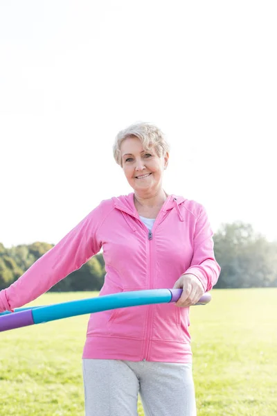 Portrait Senior Woman Plastic Hoop Park — Stock Photo, Image