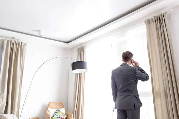 Vista Trasera Del Agente Bienes Raíces Hablando Teléfono Inteligente Mientras — Foto de Stock