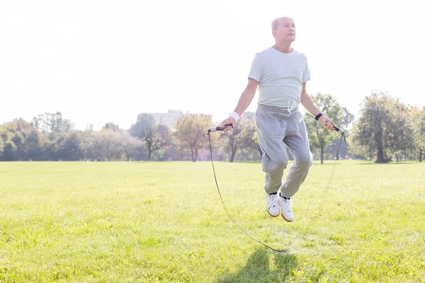 Determinado Hombre Mayor Haciendo Ejercicio Con Saltar Cuerda Parque — Foto de Stock