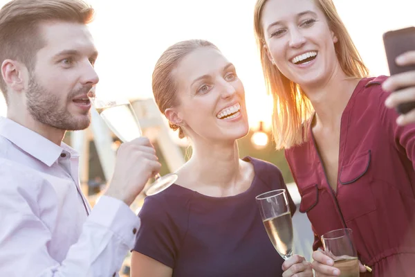 Empresária Sorridente Tomando Selfie Com Colegas Durante Festa Telhado — Fotografia de Stock