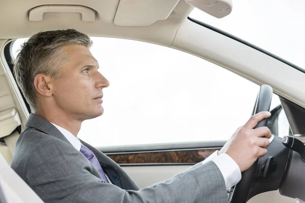 Seriöser Geschäftsmann Fährt Auto Gegen Himmel — Stockfoto