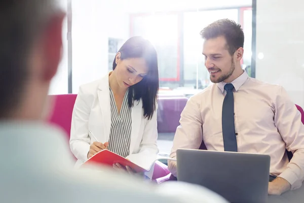 Geschäftskollegen Mit Laptop Und Akte Diskutieren Besprechung Büro — Stockfoto