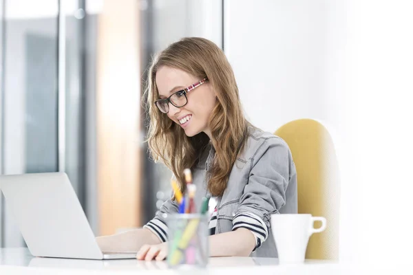 Lächelnde Geschäftsfrau Liest Büro Eine Mail Auf Laptop — Stockfoto