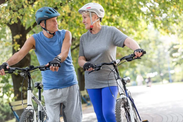 Tilt Image Senior Couple Walking Bicycles Park — Stock Photo, Image