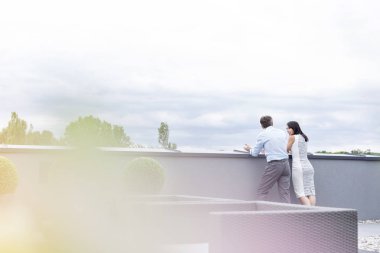 Ofiste iş arkadaşları duran istinat, söz duvar