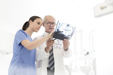 Hemşire ve doktor diş kliniğinde tıbbi x-ray incelenmesi