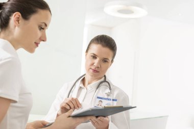 Belgelerdeki Hastanesi'nde asistan ile tartışırken doktor