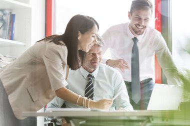 Ofis Masası toplantısında gülümseyen iş adamları